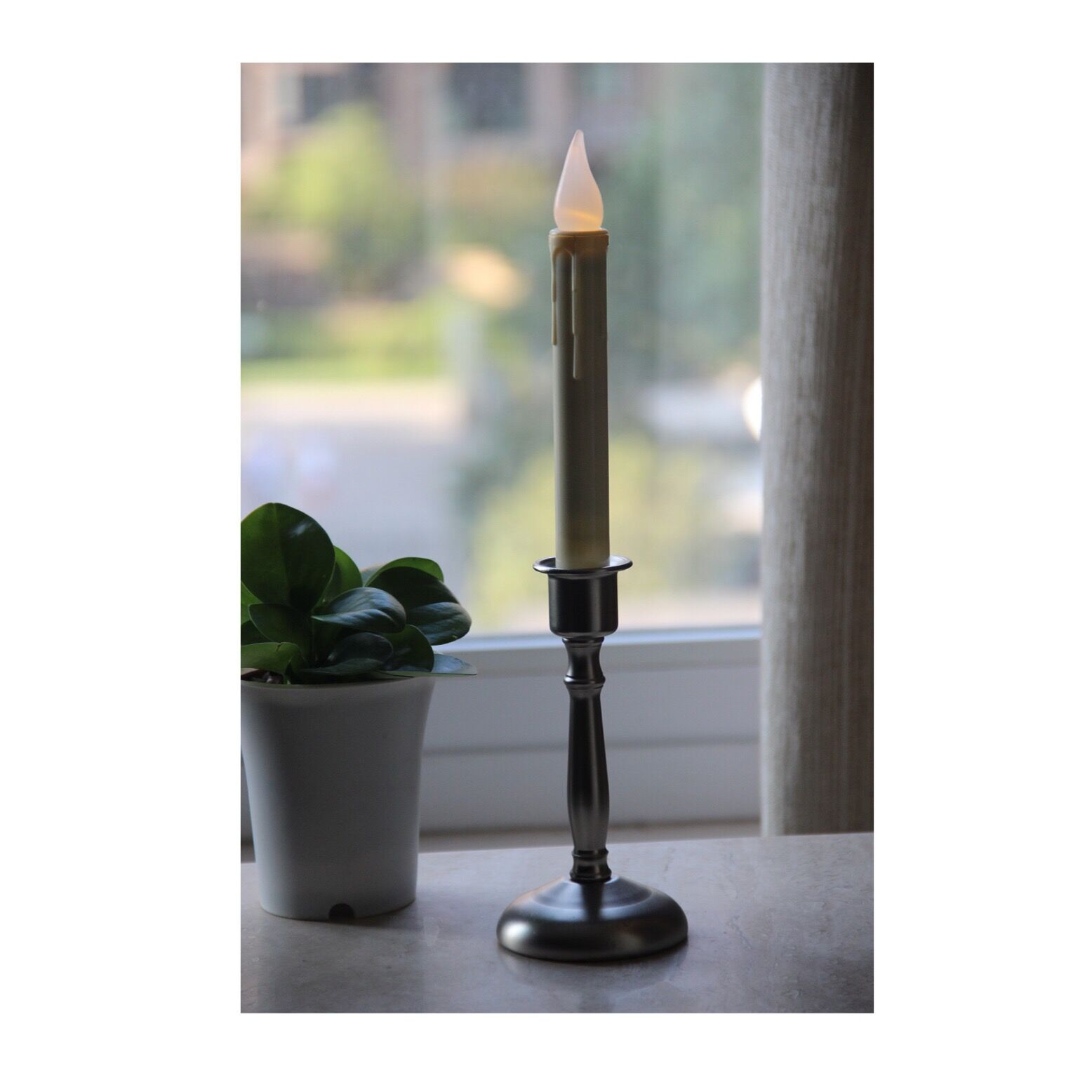 72010010 FLAMELESS IVORY DRIP BATTERY TAPER WITH PEWTER STAND