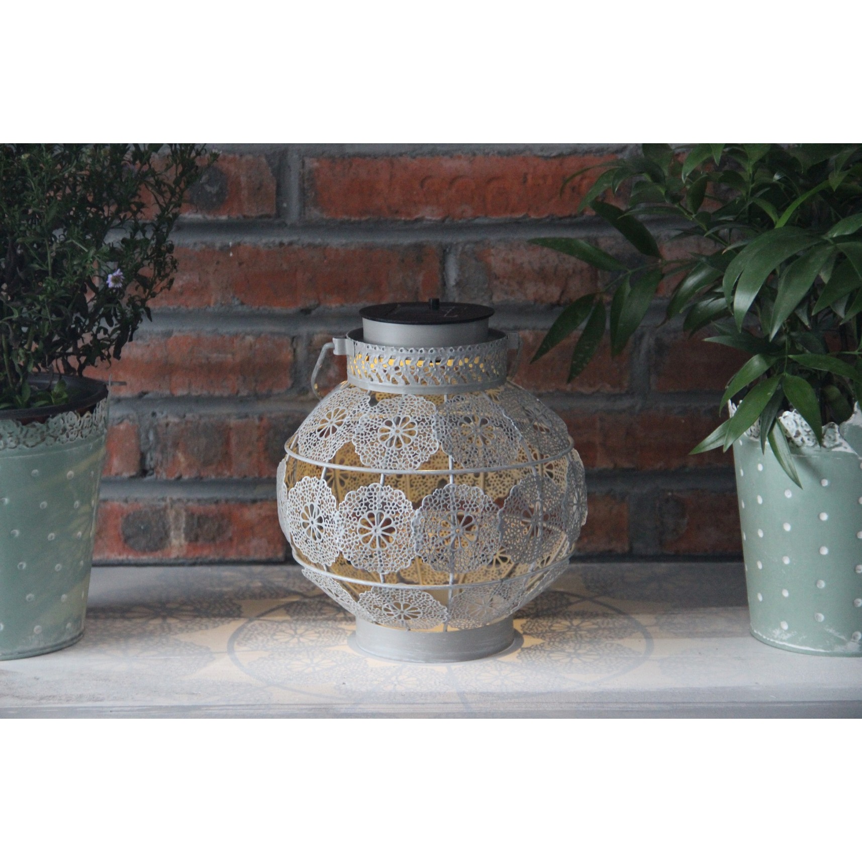 910351 GREY ROUND FLOER PATTERN METAL SOLAR LANTERN